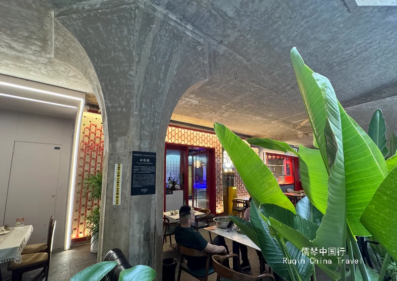 The Umbrella Columns at 1933 Old millfun