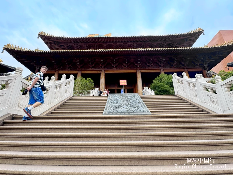 Climb up to the Mahavira Hall 大雄宝殿 in Jing'an Temple