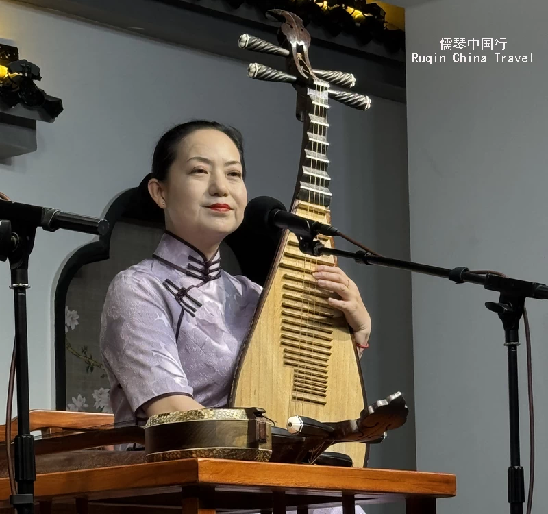 Wu Liangying (吴亮莹), one of Suzhou’s most respected Pingtan artists.