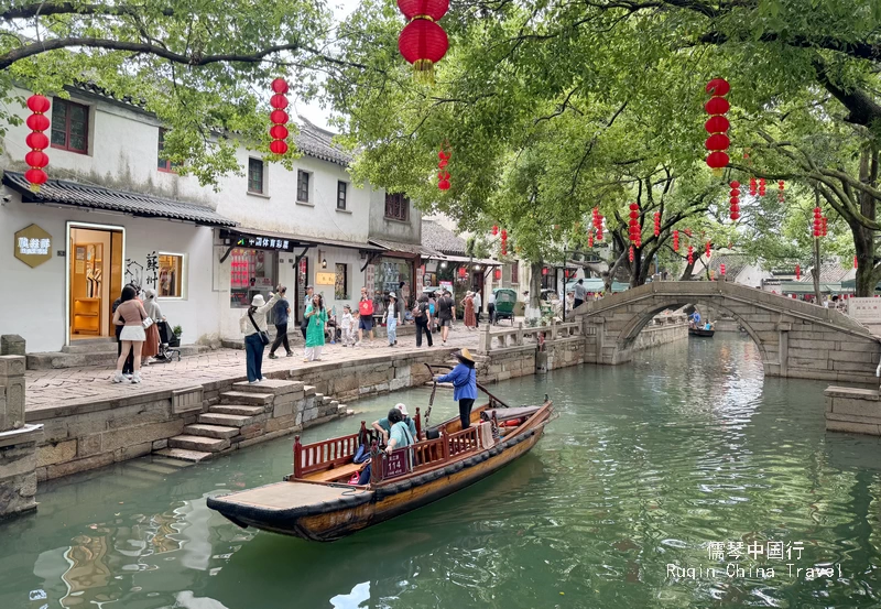 Next, head to the Three Bridges (三桥) in Tongli Water Town