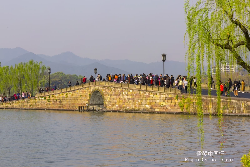 The Broken Bridge on Bai Causeway in the West Lake