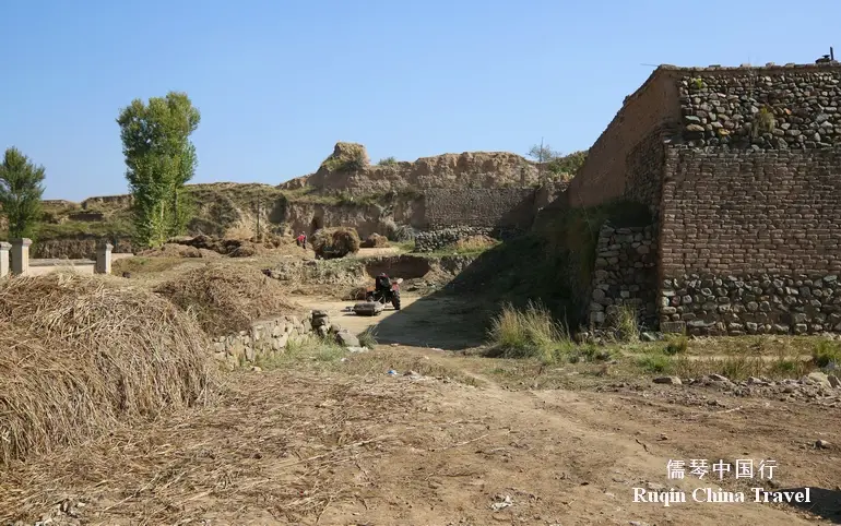 Strolling through the village inside the old fortress walls at Zhenbianbao