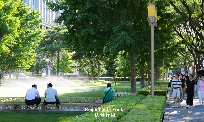 The continuous green buffer zone on both sides of Jianguomen Outer Avenue