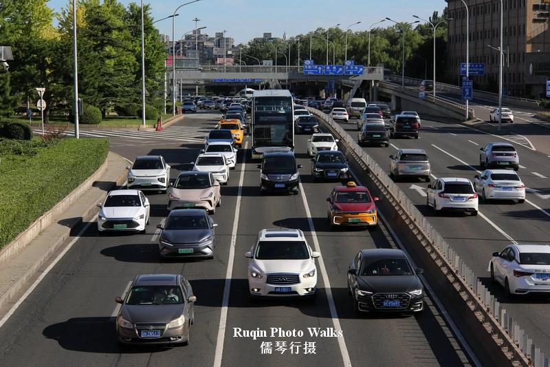 Vehicles flowing steadily through the ring road Jianguomen Bridge
