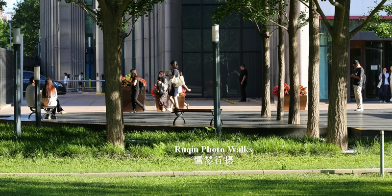 office workers began to appear from the glass towers lining both sides of the street at Jianguomenwai Dajie 