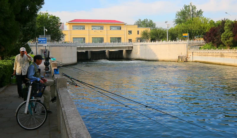 I saw a few people fishing near the Longtan Floodgate