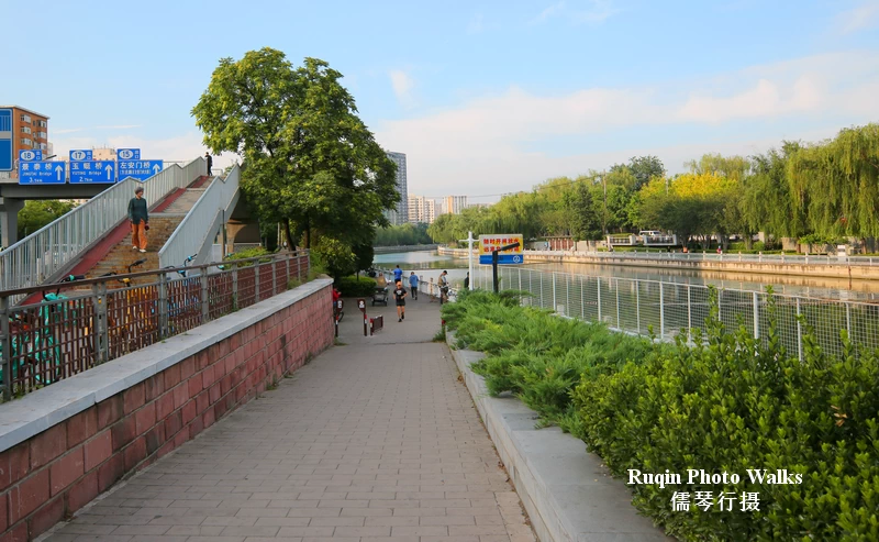 After walking around the floodgate, I returned to the waterside path of the city moat in Beijing