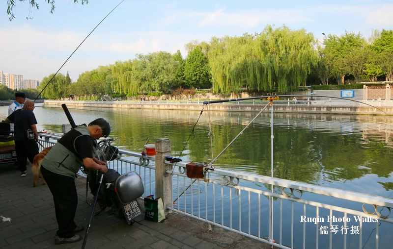I came across even more fishermen enjoying the quiet morning at Beijing city moat