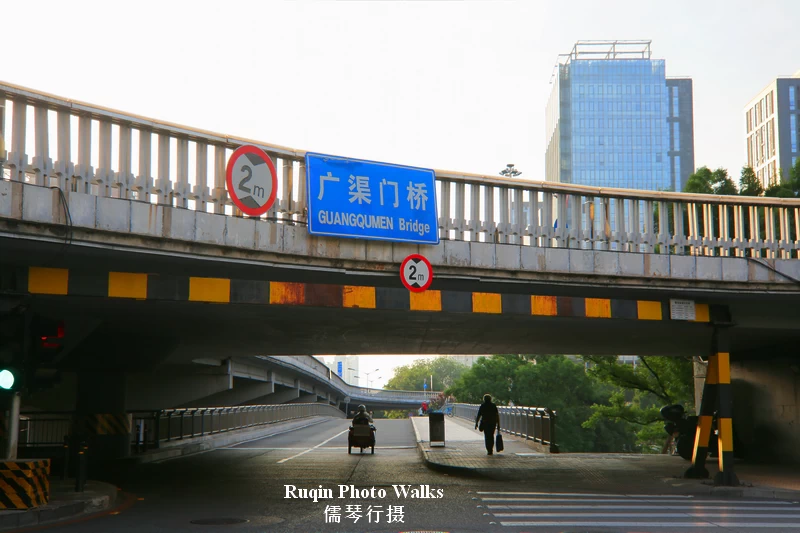 I'm about to cross Guangqumen Bridge.