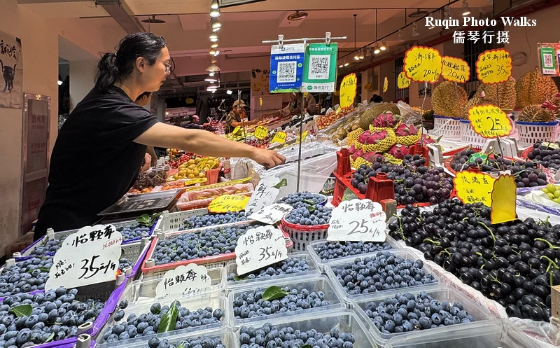 I naturally stopped at the blueberry stalls first at Longtan Market, Beijing
