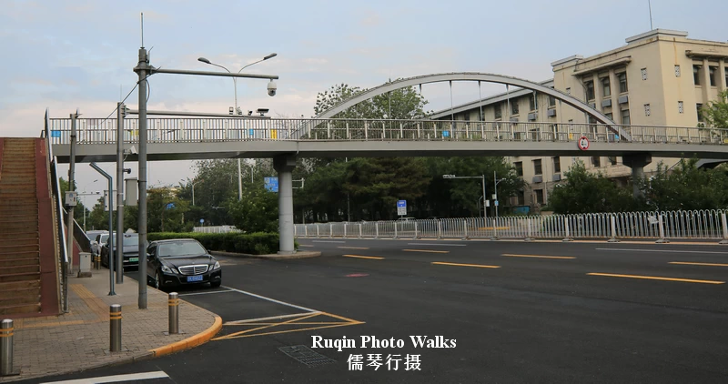 I climbed the pedestrian bridge ( Flyover ) above Tiyuguan Road