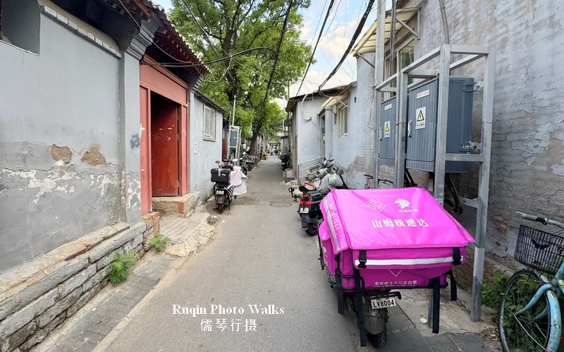 a Sam's Club delivery scooter at Dongting Hutong, Beijing