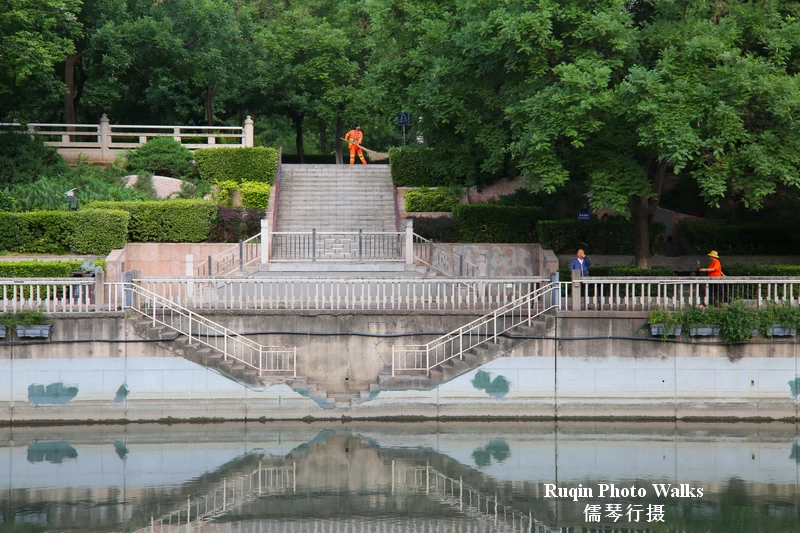 Across the second road ring city moat, the waterfront path looked like a well-kept garden