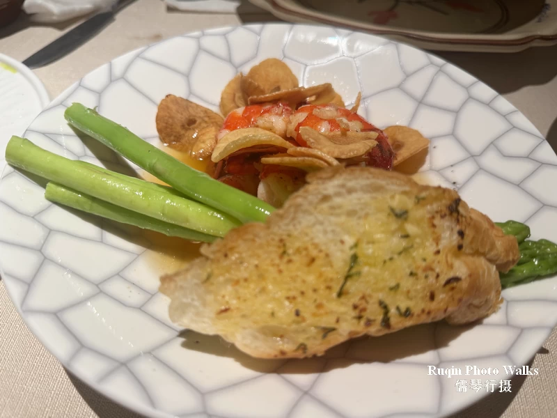Shrimp with asparagus and bread at Heggezhuang Orchard Western Restaurant (何各庄果园西餐厅).