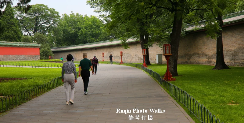 Morning walkers in Temple of Heaven Park