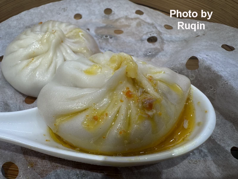 Inside I could see both crab roe and pieces of crab meat at Lao Sheng Xing Dumpling Restaurant