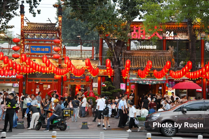 Huda Restaurant (Right) and Hua’s Restaurant (Left) next to each other at Guijie Street
