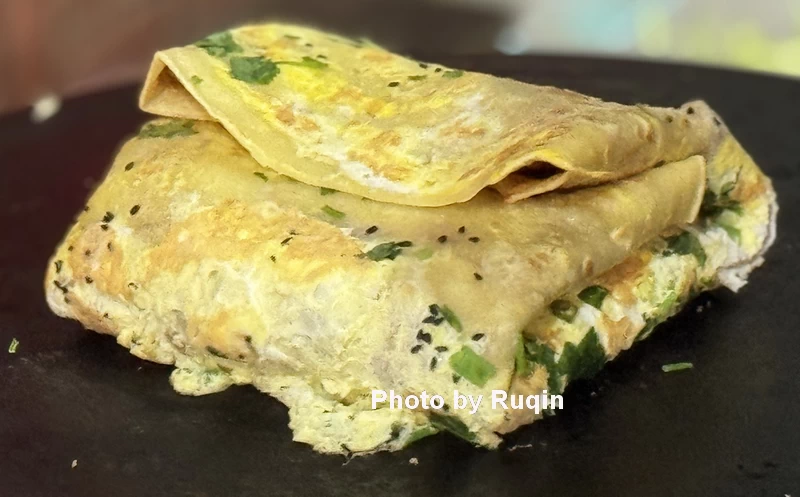 A freshly prepared jianbing.