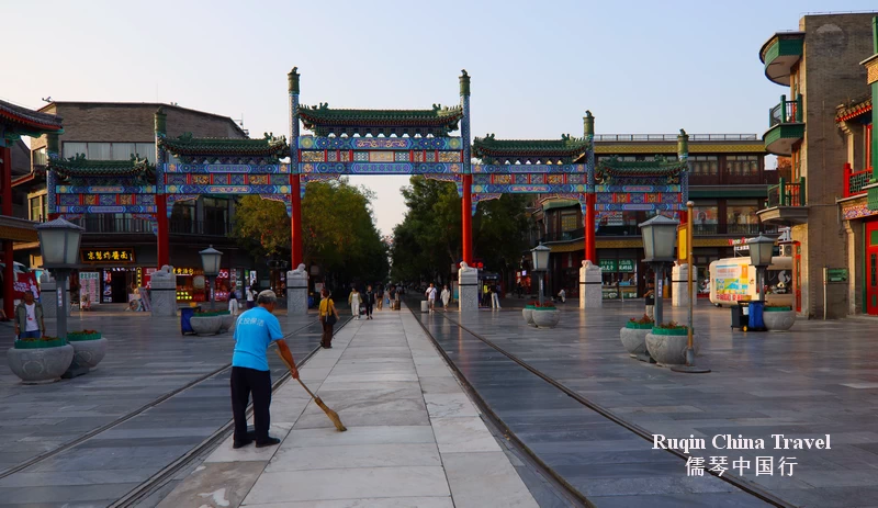 An early morning on Qianmen Street offers a rare chance to enjoy a quiet breakfast at one of its many restaurants.