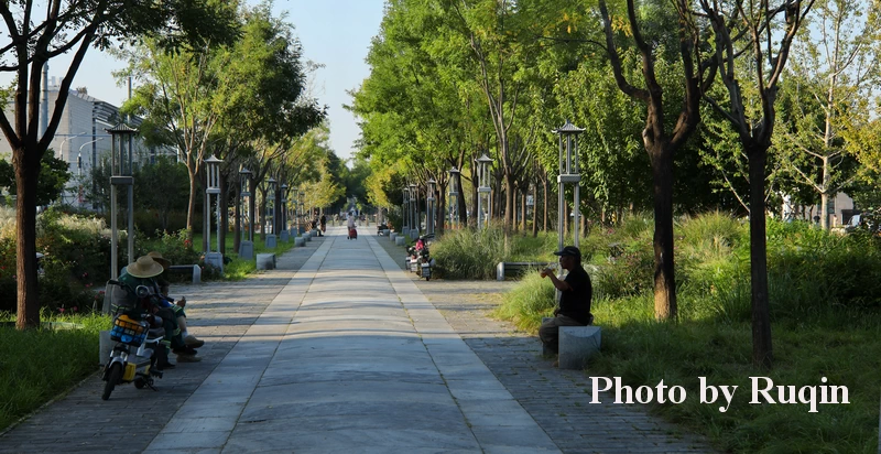 The narrower Central Axis walkway through Tianqiao.