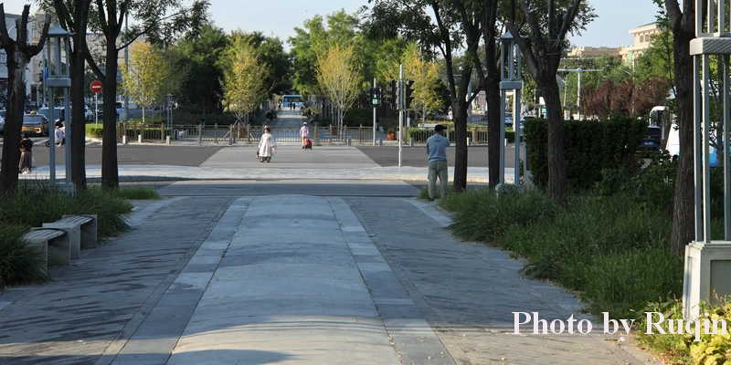 the northern end of the Yongdingmen park, the landscape began to change