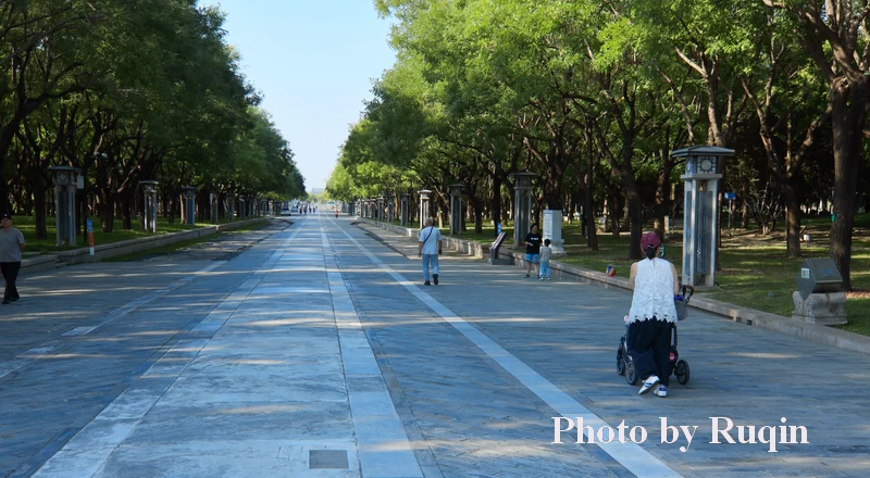the Central Axis continues straight ahead through Yongdingmen Park