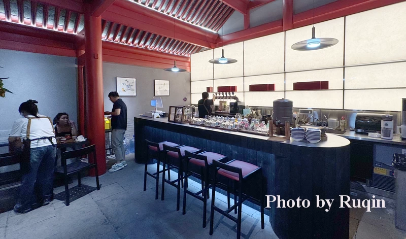 The interior of Yongdingmen Teahouse