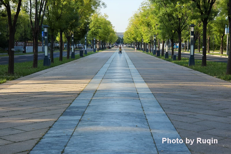 The broad Central Axis path approaching Zhushikou.