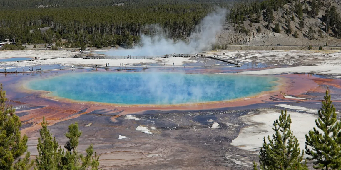  Grand Prismatic Spring in Yellowstone National Park.